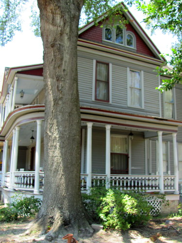 904 W. Main - southeast corner porch detail