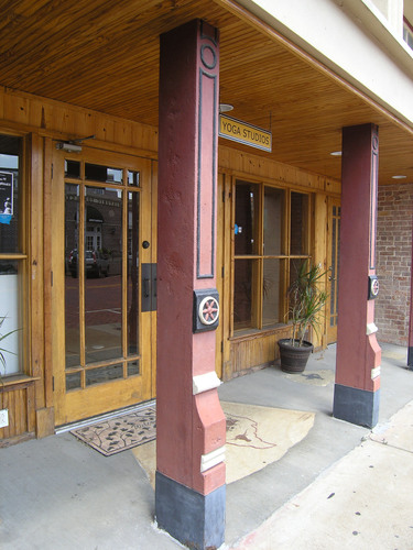 207 E Main Front Detail