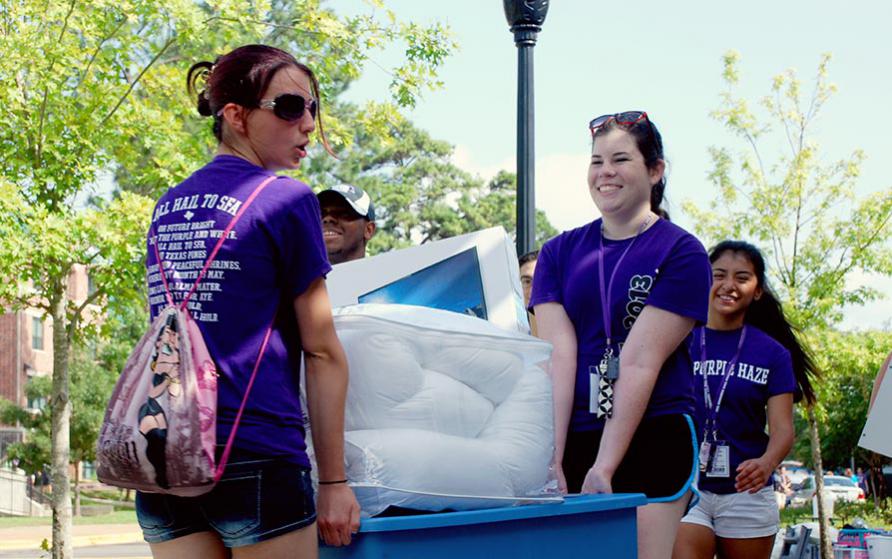 SFA students moving in to the residence halls