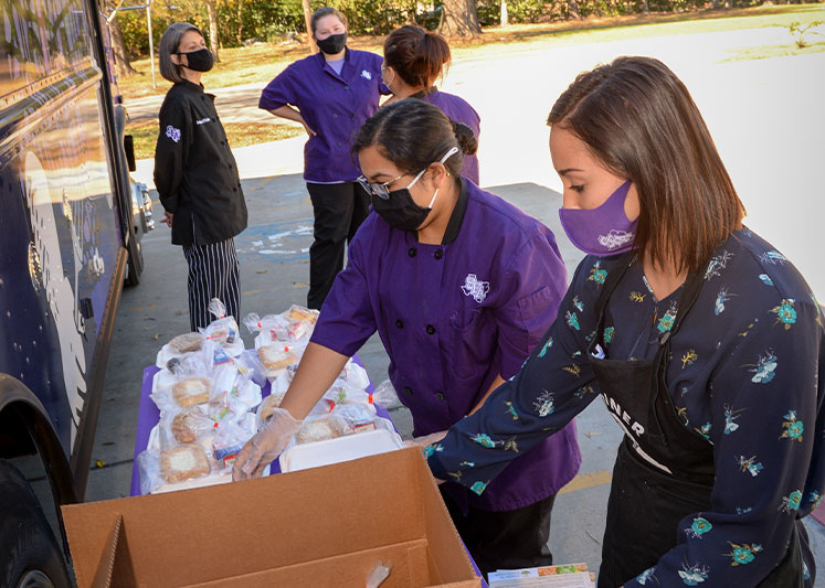 By partnering with the East Texas Food Bank in Tyler, the School of Human Sciences’ Cooking Matters program provides students with opportunities to prepare food for and teach nutrition lessons to patrons of a local food pantry and soup kitchen.