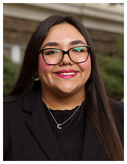 Carla Muniz, secretary