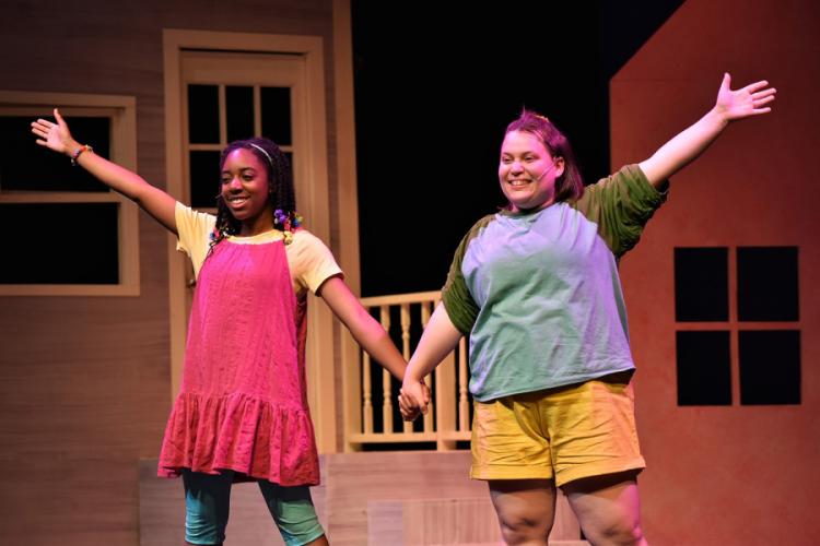 Zaria Harp as Ivy and Jessica Benson as Bean