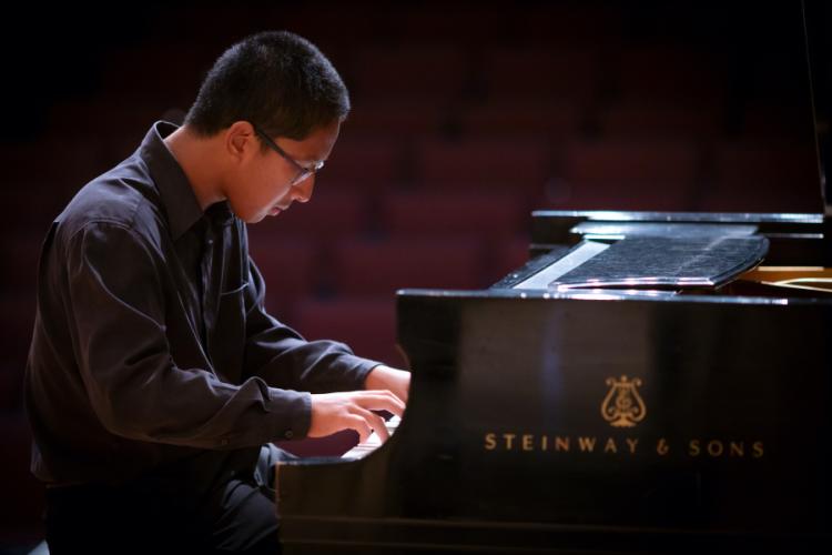 Nio Ajero plays piano