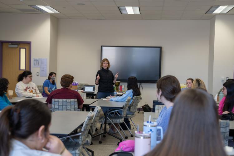Jennifer Sommers, director of education and community engagement with the Houston Ballet, recently led an arts-in-education workshop for students in Stephen F. Austin State University’s James I. Perkins College of Education.