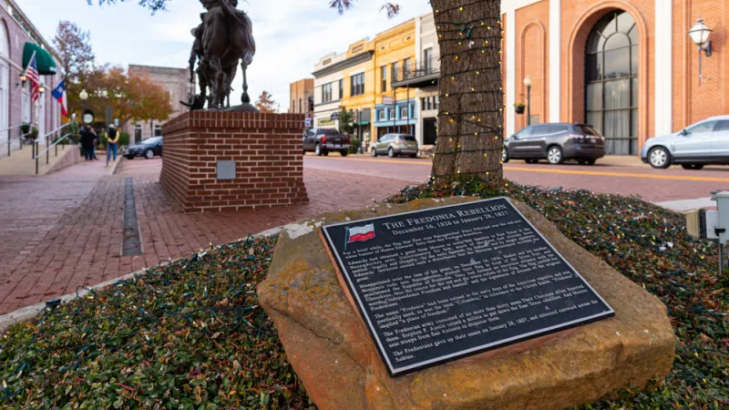 Nacogdoches, Texas, USA: Sculpture and plaque commemorating The Fredonia Rebellion in Texas