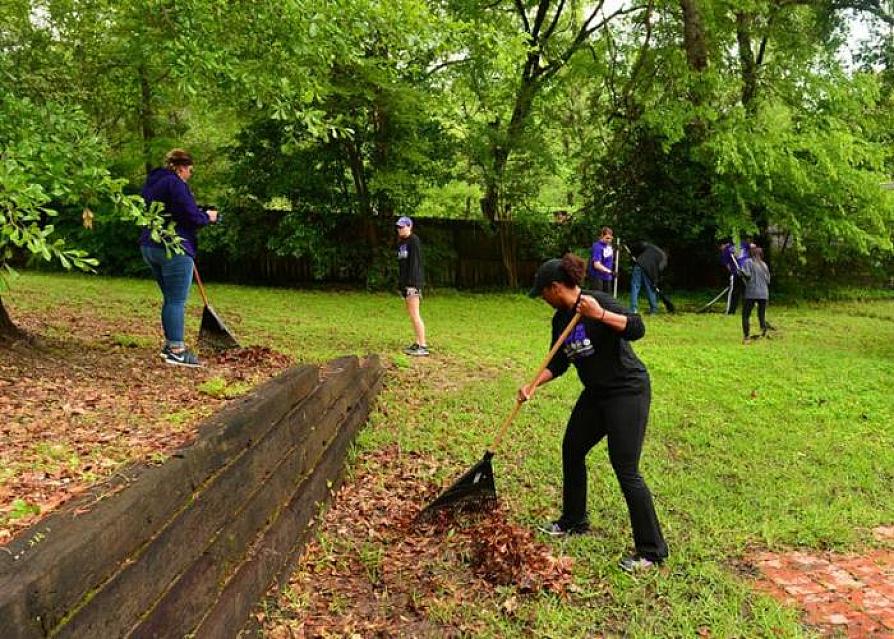 Big Event volunteers