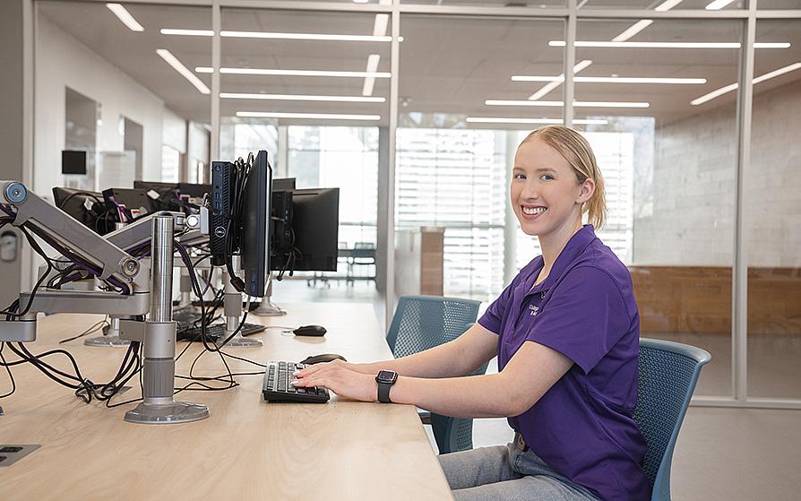 Student working in a computer lab