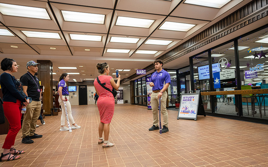 Jack walkers leading a bilingual campus tour
