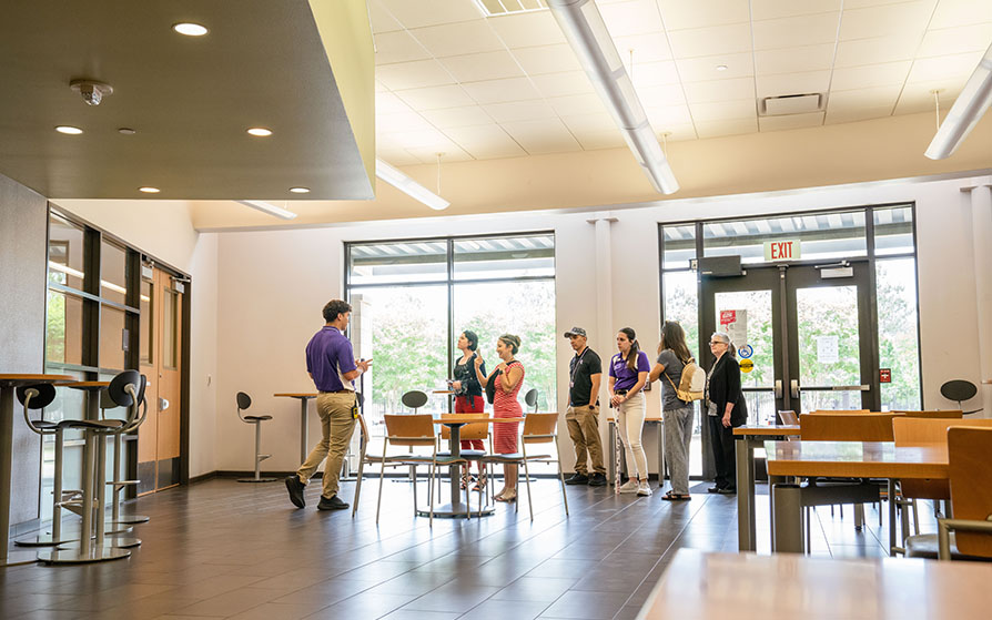 Jack walkers leading a bilingual campus tour