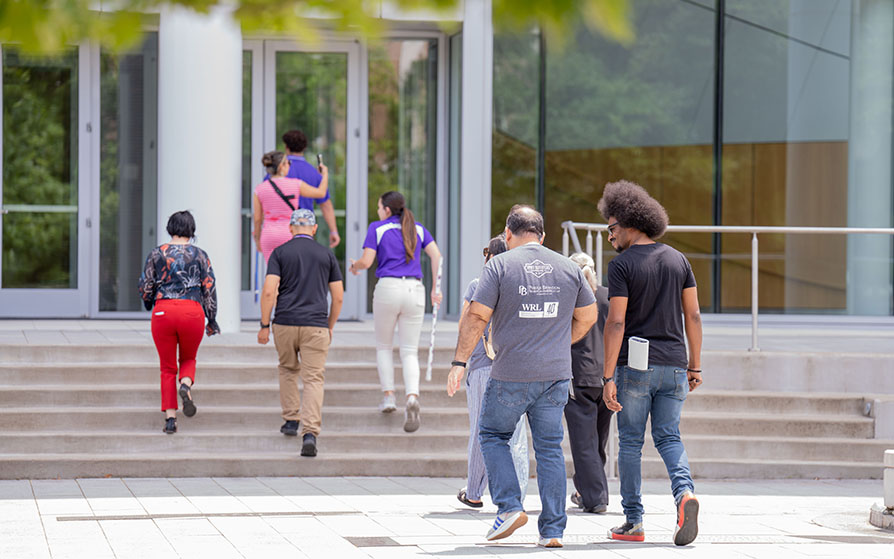 Jack walkers leading a bilingual campus tour
