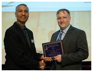 Dr. Emiliano Giudici receives award from Dr. Lorenzo Smith