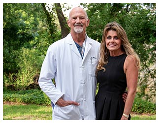 Dr. James S. Widner '80 with his wife, Kim '80